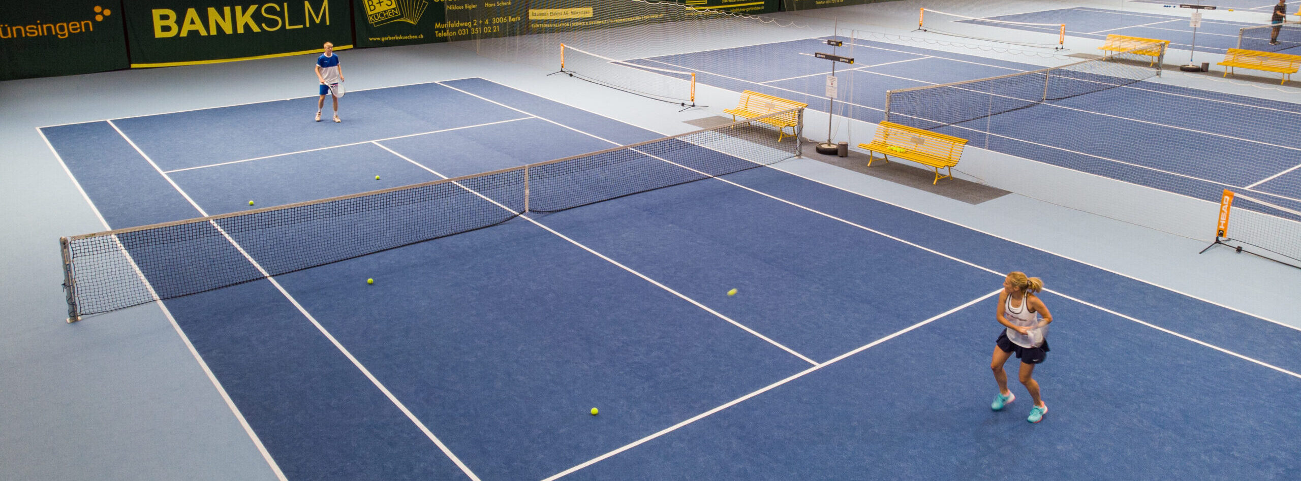 Tennishalle mit zwei Spieler